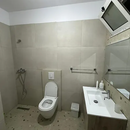 Starli - * Tirana